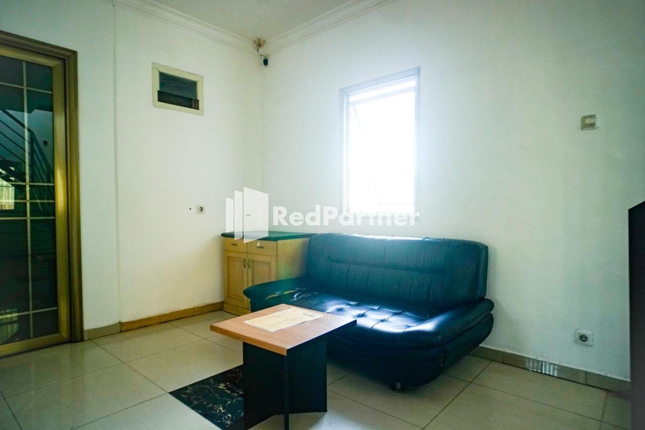 Hoki Homestay Redpartner Сурабая Екстер'єр фото