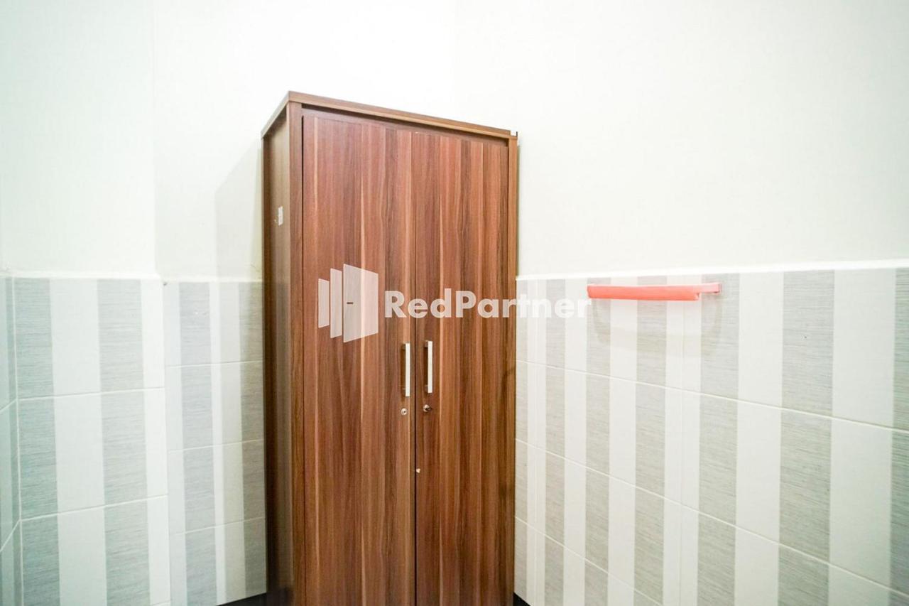 Hoki Homestay Redpartner Сурабая Екстер'єр фото