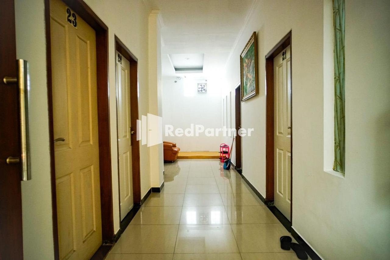 Hoki Homestay Redpartner Сурабая Екстер'єр фото