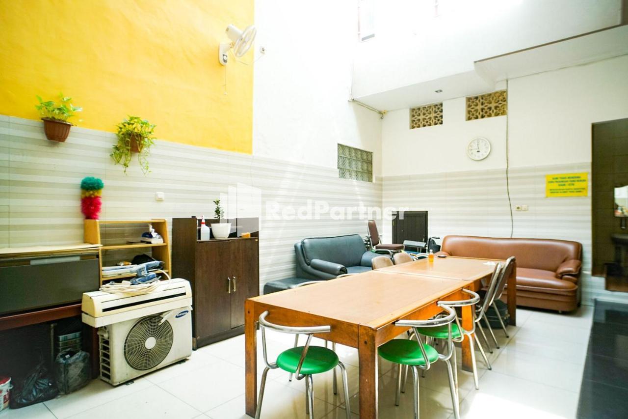 Hoki Homestay Redpartner Сурабая Екстер'єр фото