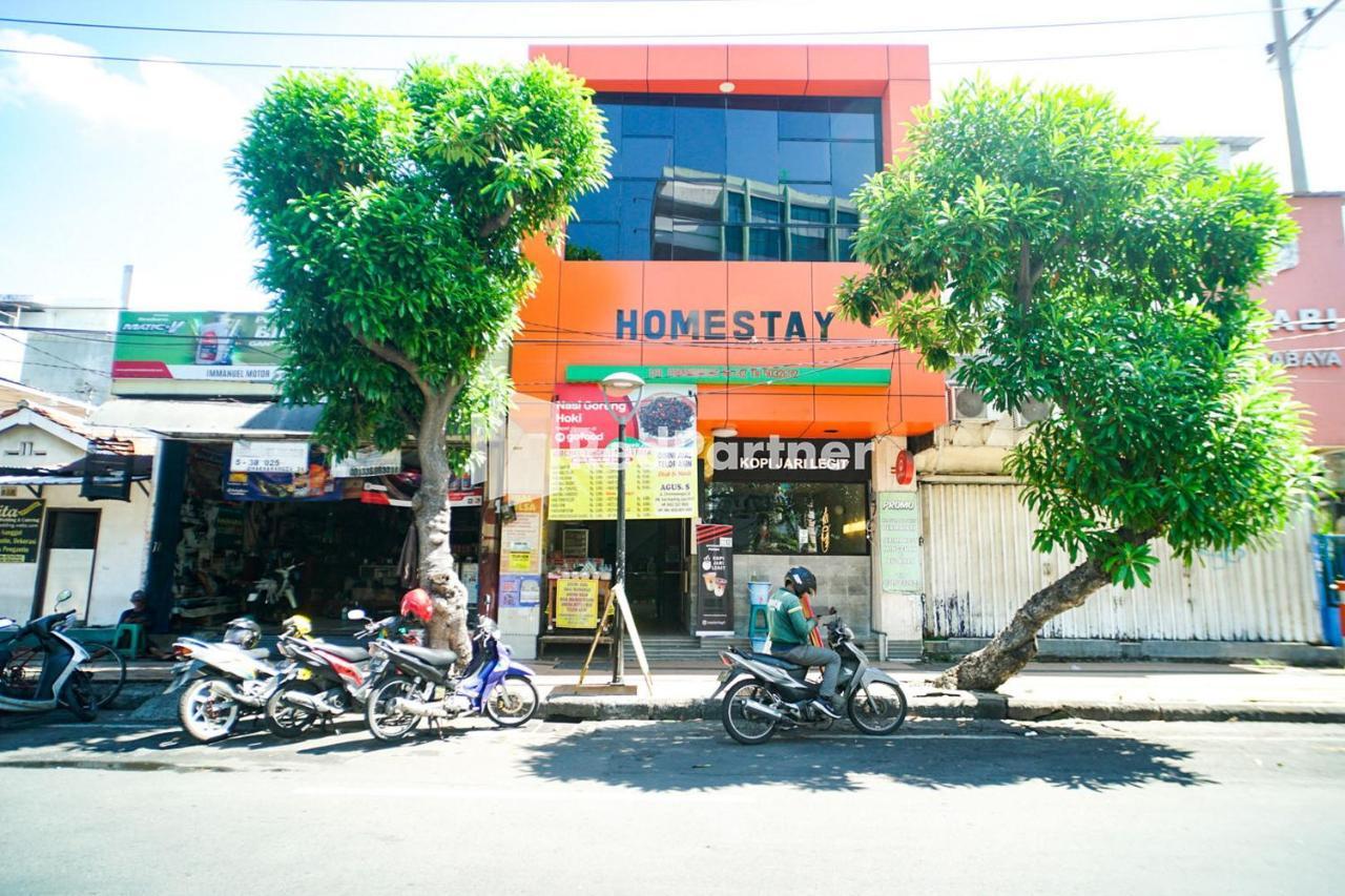 Hoki Homestay Redpartner Сурабая Екстер'єр фото